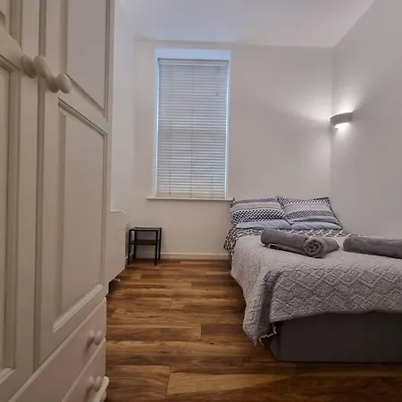 Modern Two Bedroom Ground Floor Apartment London