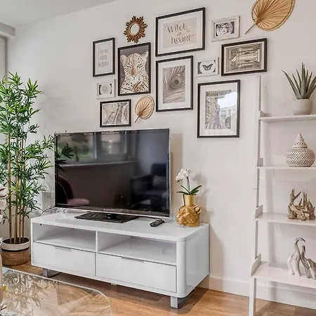 Modern Surrey Quays Flat *