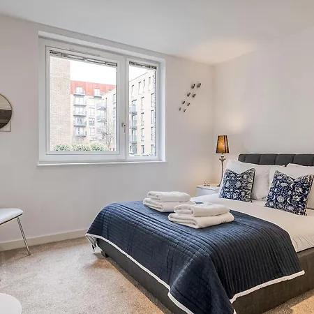 Modern Surrey Quays Flat * London