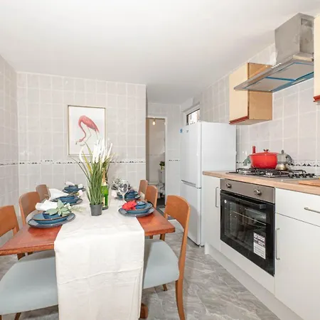 Holiday home Xtra Large 4 Bedroom House, Near Excel, And 5 Walk To Train Station *