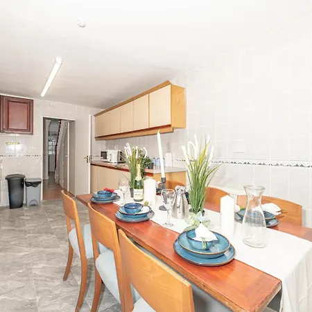 Xtra Large 4 Bedroom House, Near Excel, And 5 Walk To Train Station