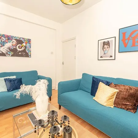 Holiday home Xtra Large 4 Bedroom House, Near Excel, And 5 Walk To Train Station London