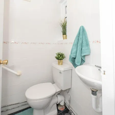 Xtra Large 4 Bedroom House, Near Excel, And 5 Walk To Train Station London