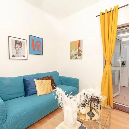 Xtra Large 4 Bedroom House, Near Excel, And 5 Walk To Train Station *