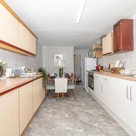 Xtra Large 4 Bedroom House, Near Excel, And 5 Walk To Train Station