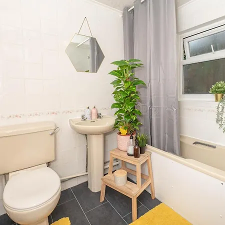 Xtra Large 4 Bedroom House, Near Excel, And 5 Walk To Train Station
