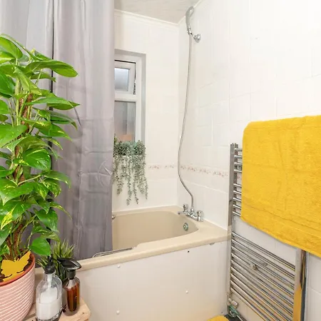 Holiday home Xtra Large 4 Bedroom House, Near Excel, And 5 Walk To Train Station
