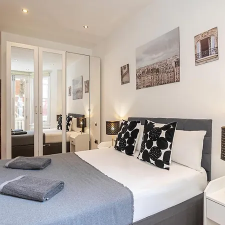 At Kensington And Knightsbridge Apartment