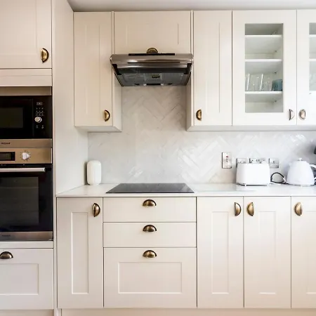 Pass The Keys Stylish 2 Bedroom Family Holiday home *