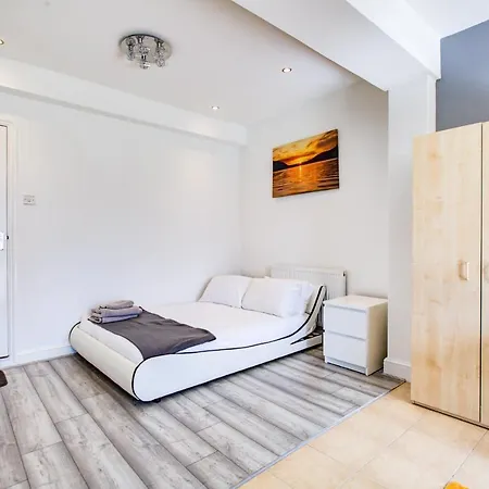 Extra Large Private With En-suite - Eastern Ave Apartment Ilford