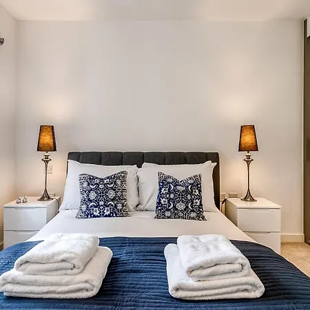 Modern Surrey Quays Flat London