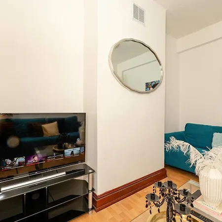 Xtra Large 4 Bedroom House, Near Excel, And 5 Walk To Train Station * 런던