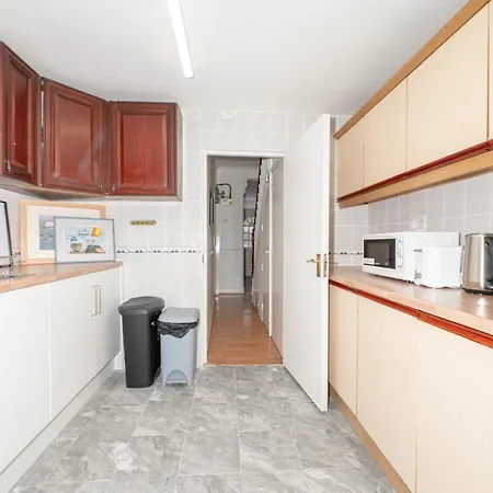 Xtra Large 4 Bedroom House, Near Excel, And 5 Walk To Train Station * 런던