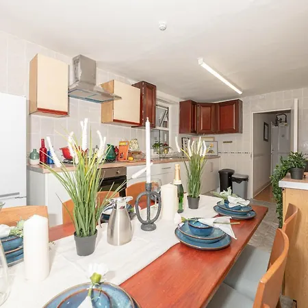 Xtra Large 4 Bedroom House, Near Excel, And 5 Walk To Train Station Holiday home *
