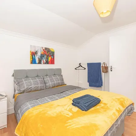 Xtra Large 4 Bedroom House, Near Excel, And 5 Walk To Train Station Holiday home *