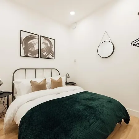 Stylish 2 Bedroom Flat In Ilford, London Ilford