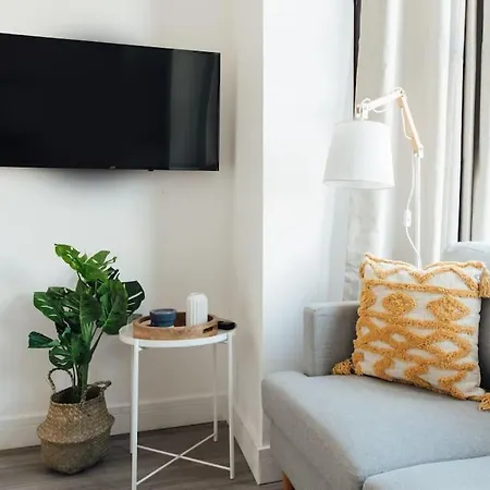 Stylish 2 Bedroom Flat In Ilford, London