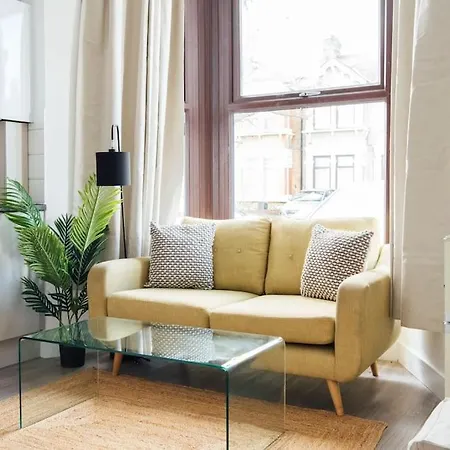 Cosy 2 Bedroom Flat In Ilford, London *