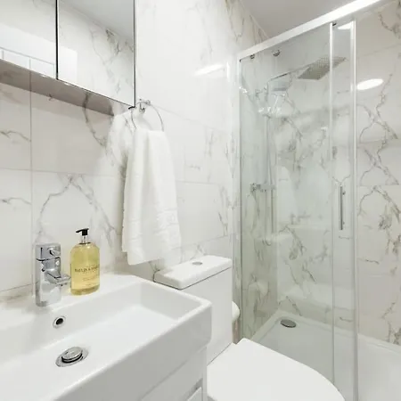 Modern 2 Bedroom Flat In Ilford, London Ilford
