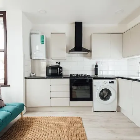 Modern 2 Bedroom Flat In Ilford, London Apartment *
