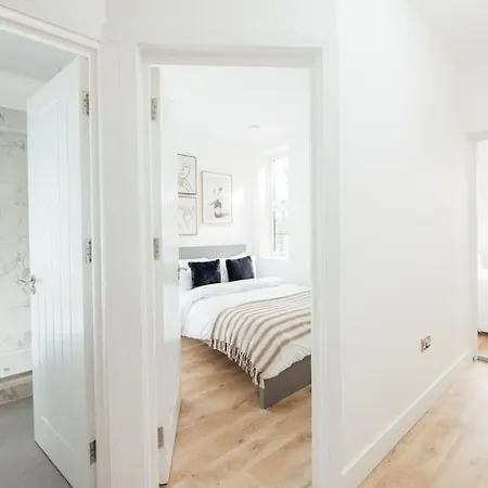 Modern 2 Bedroom Flat In Ilford, London
