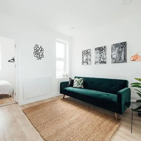 Unique 2 Bedroom Flat In Ilford, London Appartamento