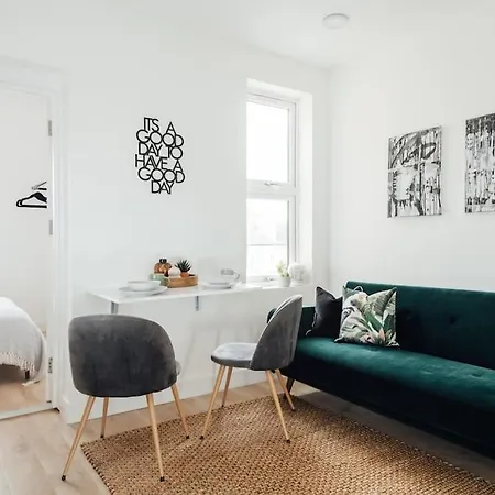 Unique 2 Bedroom Flat In Ilford, London *
