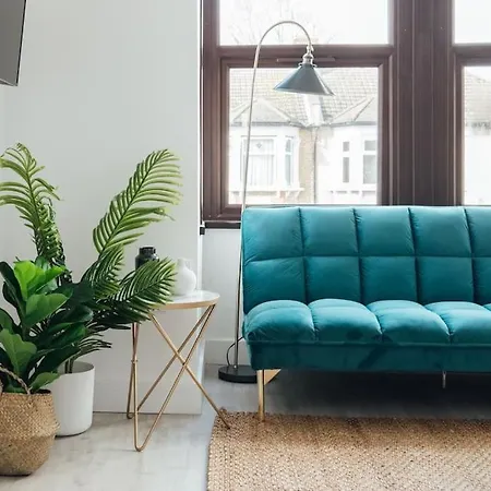 Modern 2 Bedroom Flat In Ilford, London