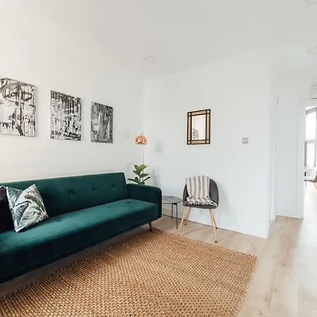 Unique 2 Bedroom Flat In Ilford, London