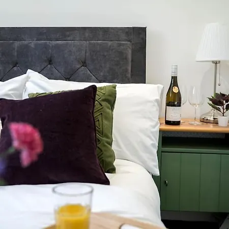 Apartment Modern 2 Bed In Croydon- Photo Id Required *
