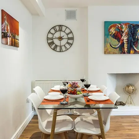 Modern 2 Bed In Croydon- Photo Id Required Apartment *