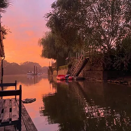 Tean Lovely Houseboat On The River Thames Twickenham