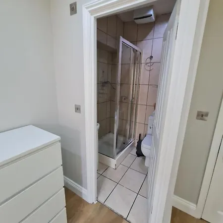 Lovely En-suite Bedroom R7 Apartment