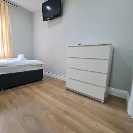 Apartment Lovely En-suite Bedroom R7 London