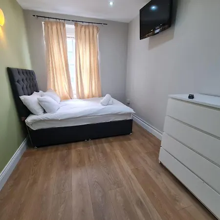 Lovely En-suite Bedroom R7 *