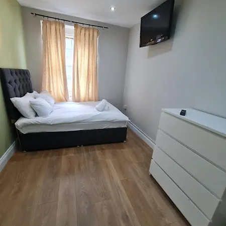 Lovely En-suite Bedroom R7 Apartment London