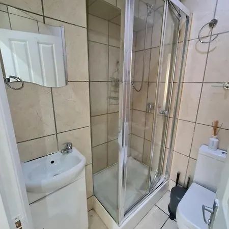Lovely En-suite Bedroom R7 * London