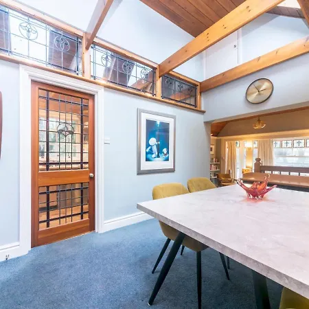 Pass The Keys Cosy River House With Beautiful Views *