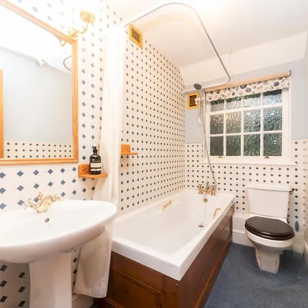 Holiday home Pass The Keys Cosy River House With Beautiful Views *