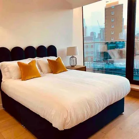 Large 3 Bed 3 Bathrooms Penthouse With Terrace And Views In *