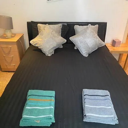 017- Premium Location 100 Penfold Place London