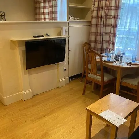 017- Premium Location 100 Penfold Place Londyn