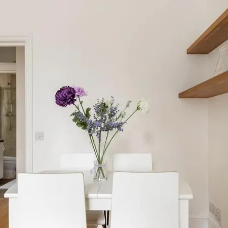 Earl's Court One Bedroom Flat * Londra