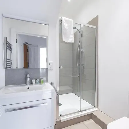 Trendy East Flat Bro1