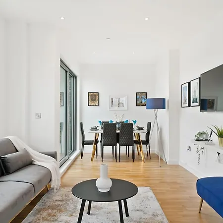 Luxury Penthouse With Enviable Views *
