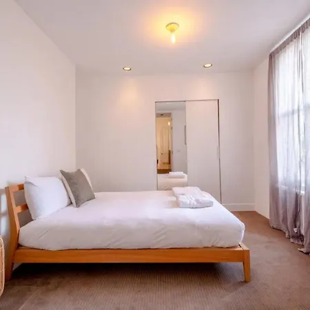 Stylish & Light Victorian 2bd Flat - Holland Park Apartment London