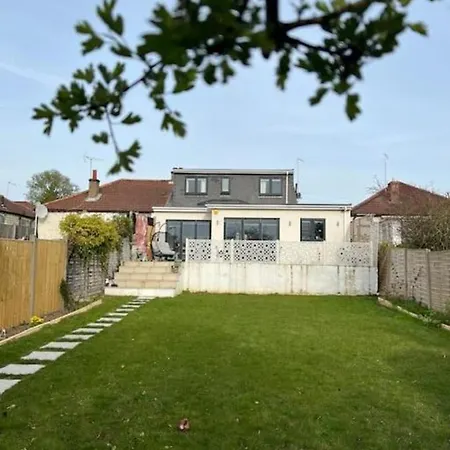 Modern Family In Greater London * Pinner