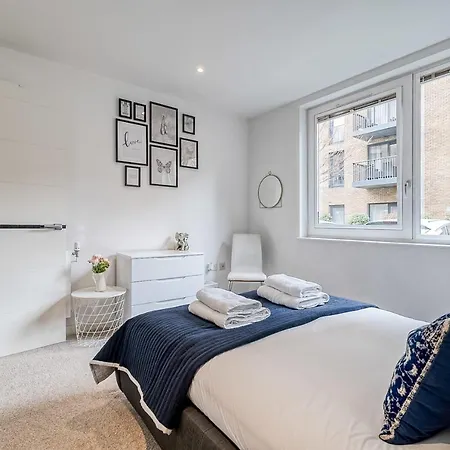 Modern Surrey Quays Flat Apartment *