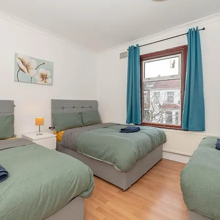 Xtra Large 4 Bedroom House, Near Excel, And 5 Walk To Train Station London