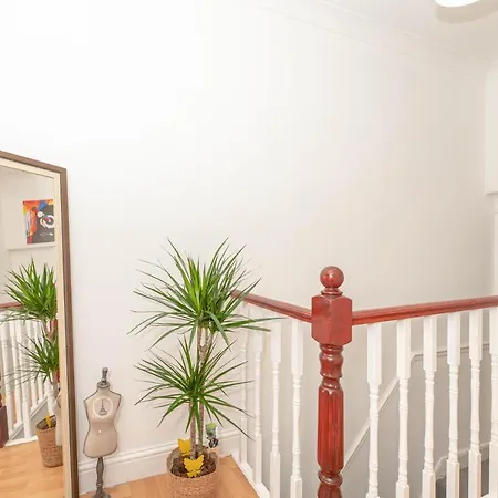 Xtra Large 4 Bedroom House, Near Excel, And 5 Walk To Train Station Holiday home